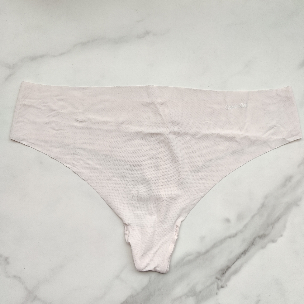 NWOT CALVIN KLEIN INVISIBLES THONG PANTY IN BEECHWOOD SIZE LARGE